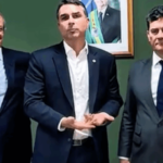 Flávio Bolsonaro manifesta apoio à candidatura de Sérgio Moro ao governo do Paraná, criando obstáculos para Ratinho Junior